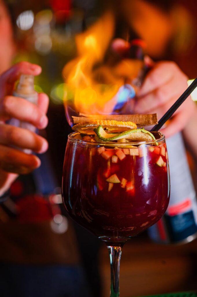 Sangria flambada do Casalegre com fruta fresca, cítricos desidratados e canela, flambada à mesa